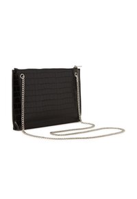 Borsa a tracolla nera con una texture lucida in croco, forma rettangolare, tracolla in catena argentata e chiusura con zip sulla parte superiore.