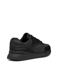 Svarta sneakers i läder och mesh, med rund tå, platt sula, vadderad krage och strukturerade detaljer på sidorna.