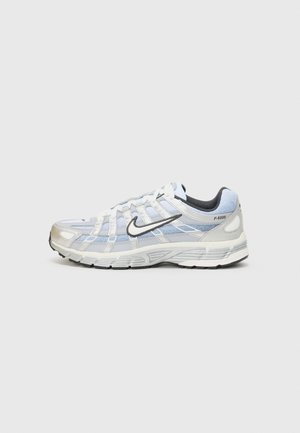 Hvid og lyseblå Nike P-6000 sneaker med sort swoosh, sølvaccenter og hvide snørebånd set fra siden på grå baggrund.