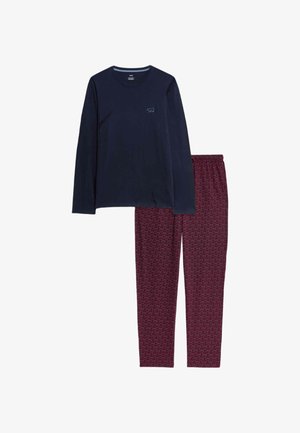 Camisa de manga larga azul marino con un pequeño logo; pantalones de pijama burdeos con un diseño a rayas y cintura elástica. Material de algodón, textura suave.