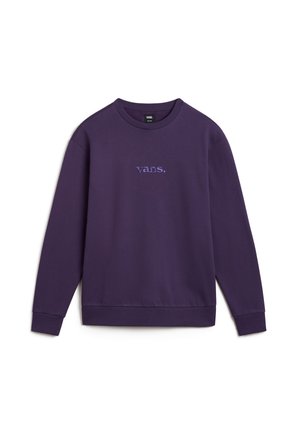 Fioletowa bluza Vans z długim rękawem i okrągłym dekoltem, z wyhaftowanym logo Vans na środku klatki piersiowej, wyłożona na płasko na białym tle.