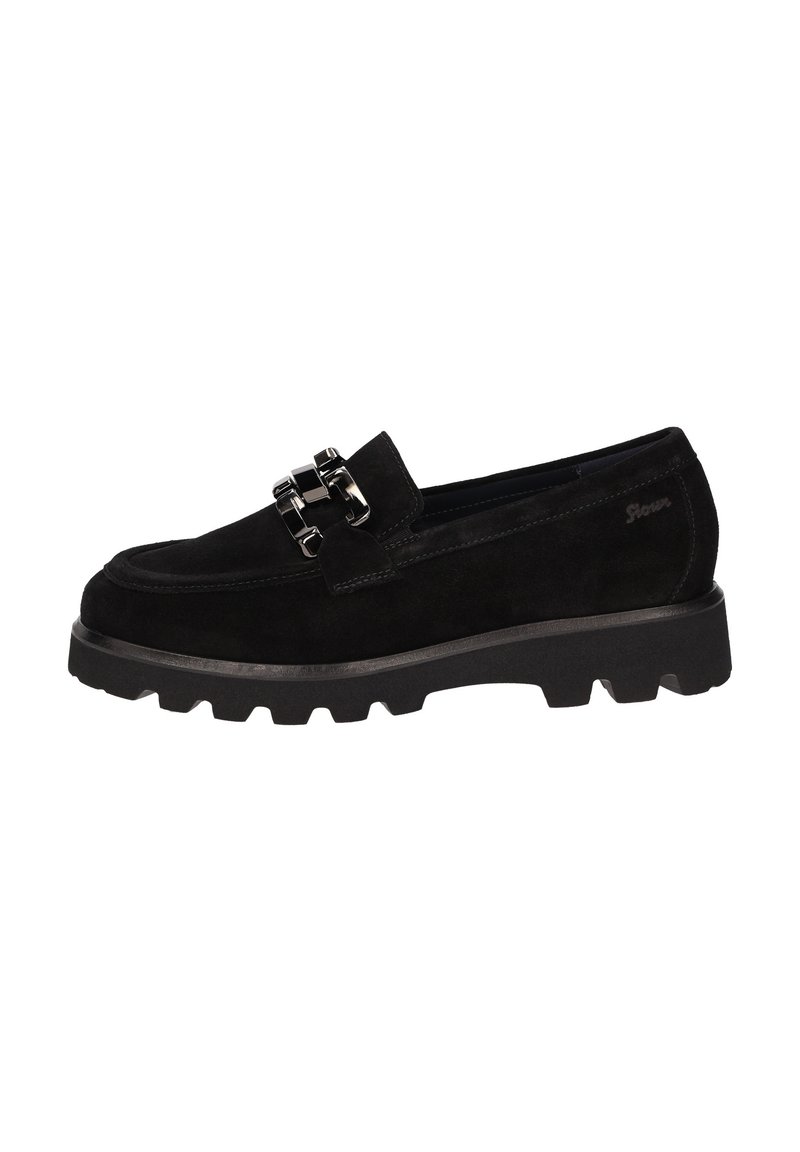 Zwarte suède loafers met een gestructureerd oppervlak, voorzien van een brede decoratieve gesp en een robuuste, geprofileerde rubberen zool.