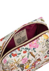 Borsa cosmetica Stampata a Fiori in crema, con vivaci motivi di fiori e insetti, interno bordeaux profondo e zip dorata.
