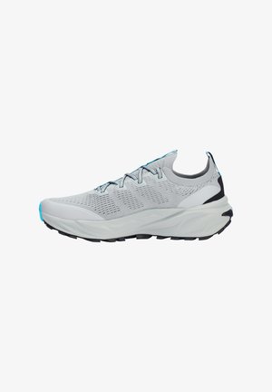 Scarpa sportiva grigio chiaro con tomaia in mesh, design con lacci, suola ammortizzata e dettagli neri sul tallone e sulla suola, mostrata di profilo.