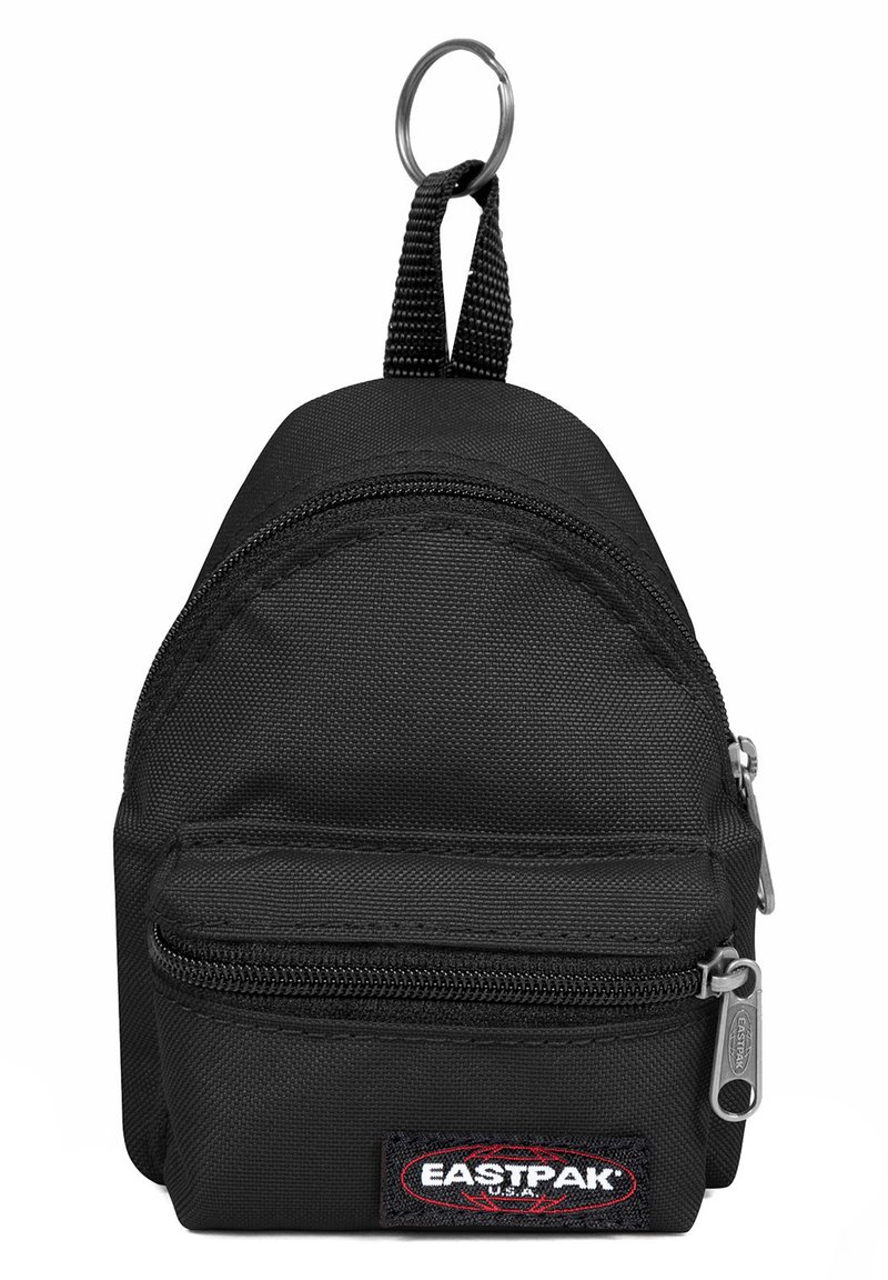Sort nylon mini rygsæk med to lynlåskompartments, et top håndtag og en metal nøgleringsfeste. Har Eastpak logo på fronten.