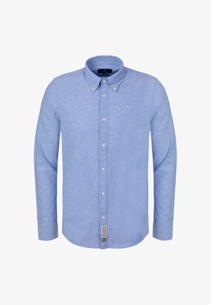 Lichtblauw overhemd met lange mouwen en knoopsluiting, button-down kraag en een klein geborduurd logo op de linkerborst, getoond tegen een effen achtergrond.