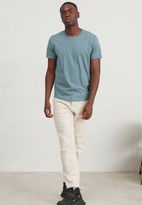 Calvin Klein Jeans BADGE TURN UP SLEEVE - T-shirts - goblin blue