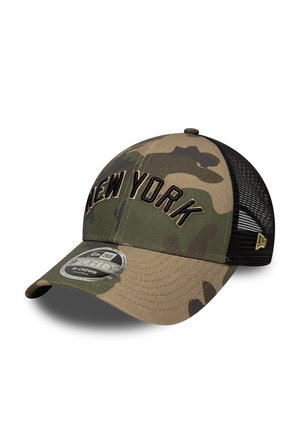 Camouflage-Baseballkappe mit schwarzem Netzrücken und "NEW YORK" in Schwarz auf der Vorderseite gestickt, zeigt das verstellbare 9FORTY-Etikett am Schirm.