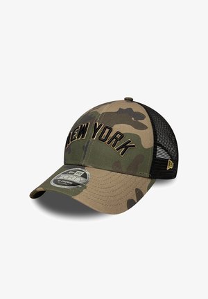 Casquette de baseball camouflage avec dos en mesh noir et "NEW YORK" brodé en noir sur le devant, affichant l'étiquette réglable 9FORTY sur la visière.