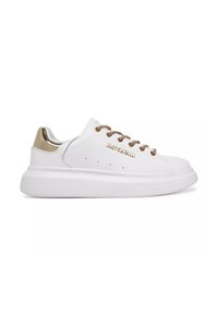 Sneaker bianche basse con suola spessa, accentuazione dorata sul tallone, lacci brillanti marroni e logo "JUST CAVALLI" di lato.