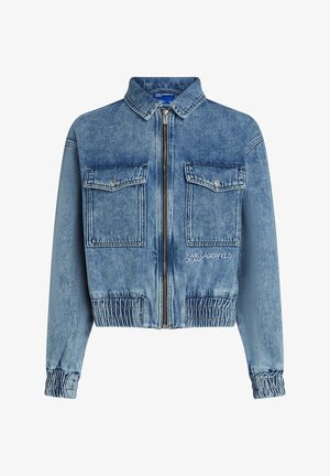 Jachetă din denim de culoare bleu deschis, cu fermoar frontal, două buzunare pe piept și manșete elastice. Are brodat pe față "KARL LAGERFELD JEANS".