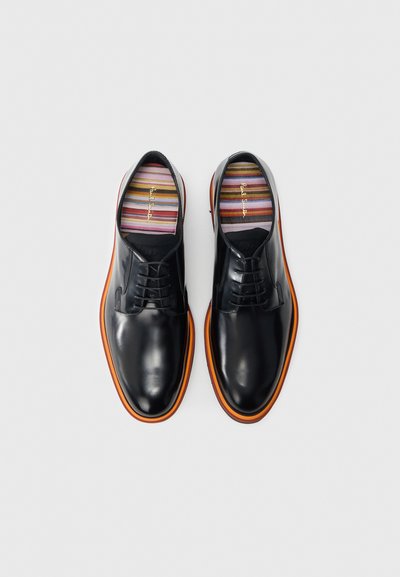 Zwarte leren schoenen met een gladde afwerking, voorzien van een contrasterende oranje rubberen zool en gestreepte binnenvoering. Klassiek vetersluiting ontwerp.