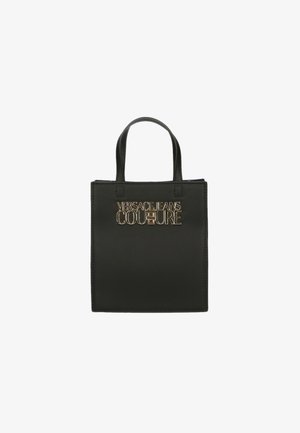 Sac fourre-tout synthétique noir avec double poignées, présentant un logo en relief doré "VERSACE JEANS COUTURE" à l'avant.