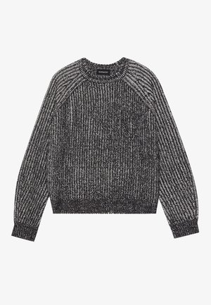 Pleteni pulover v črni in beli barvi z teksturiranim vzorcem, s krožnim izrezom in raglan rokavi. Ima riban rob z manšetami in dnom.