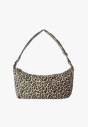 Sac à épaule en tissu imprimé léopard avec une forme incurvée, taches noires et brunes sur un fond beige, avec une courte bandoulière torsadée.