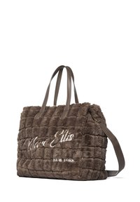 Borsa tote in pelliccia sintetica marrone con texture trapuntata, doppi manici, tracolla staccabile e scritta ricamata "Marie Ellis NEW YORK".