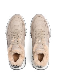 Sneakers beige con tomaia in pelle testurizzata, bordo in pelliccia finta, punta rotonda, chiusura con lacci e suola in gomma flessibile con pattern per la trazione.