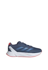 Scarpe da ginnastica blu navy con tomaia in rete, accenti blu, colletto imbottito e intersuola bianca con suola rossa. Presentano il logo a tre strisce.