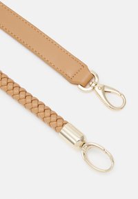 Hnědý kožený pásek s pletenou texturou, se zlatým kováním a s karabinou na obou koncích. Hladký povrch a robustní konstrukce.
