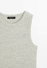 Ärmelloses, hellgraues geripptes Strickoberteil mit dezenten schwarzen Sprenkeln und rundem Ausschnitt von Massimo Dutti.