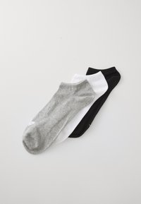 Drei Paar Knöchelsocken in Grau, Weiß und Schwarz. Aus weichem Stoff mit glatter Textur und einem gerippten Muster nahe der Öffnung.