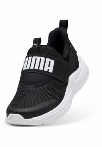 Czarne buty sportowe z siateczkowej cholewki, szeroki biały pasek z napisem "PUMA" i gruba biała podeszwa. Posiadają wyściółkę wokół kostki dla dodatkowego komfortu.