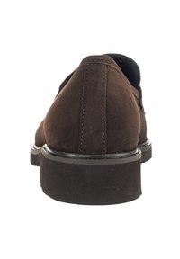 Bruine suède schoenen met een ronde neus, voorzien van een zwarte rubberen zool en zichtbare stiksels aan de achterkant. Zachte textuur en eenvoudig ontwerp.