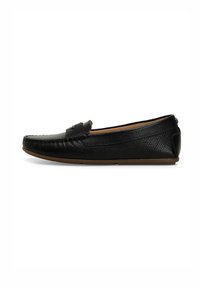 Mocassins en cuir noir avec une surface texturée, bout rond et une sangle décorative sur le devant. Semelle en caoutchouc marron.