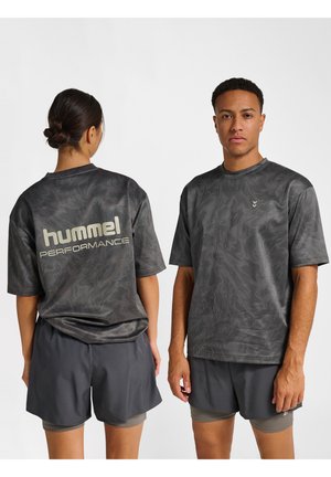 Dwóch modeli noszących pasujące ciemnoszare, teksturowane stroje sportowe; jeden stoi przodem, a drugi tyłem, na koszulce napis „hummel PERFORMANCE”.