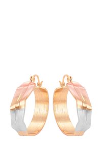 Guld hoops øreringe med et bølget design, der har lyserøde og sølvreflekterende accenter, præsenteret på en hvid baggrund.