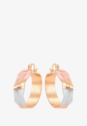 Arany gyűrű fülbevalók hullámos mintával, rózsaszín és ezüst fényvisszaverő részletekkel, fehér háttéren bemutatva.