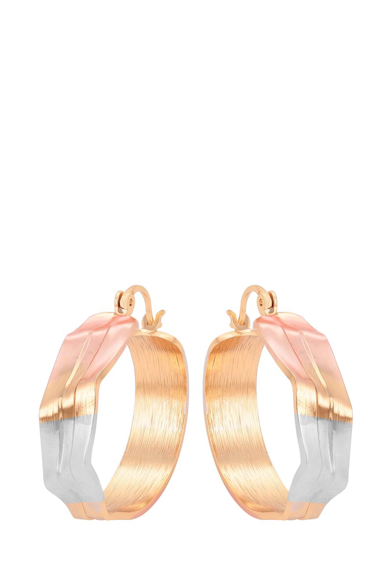 Guld hoops øreringe med et bølget design, der har lyserøde og sølvreflekterende accenter, præsenteret på en hvid baggrund.