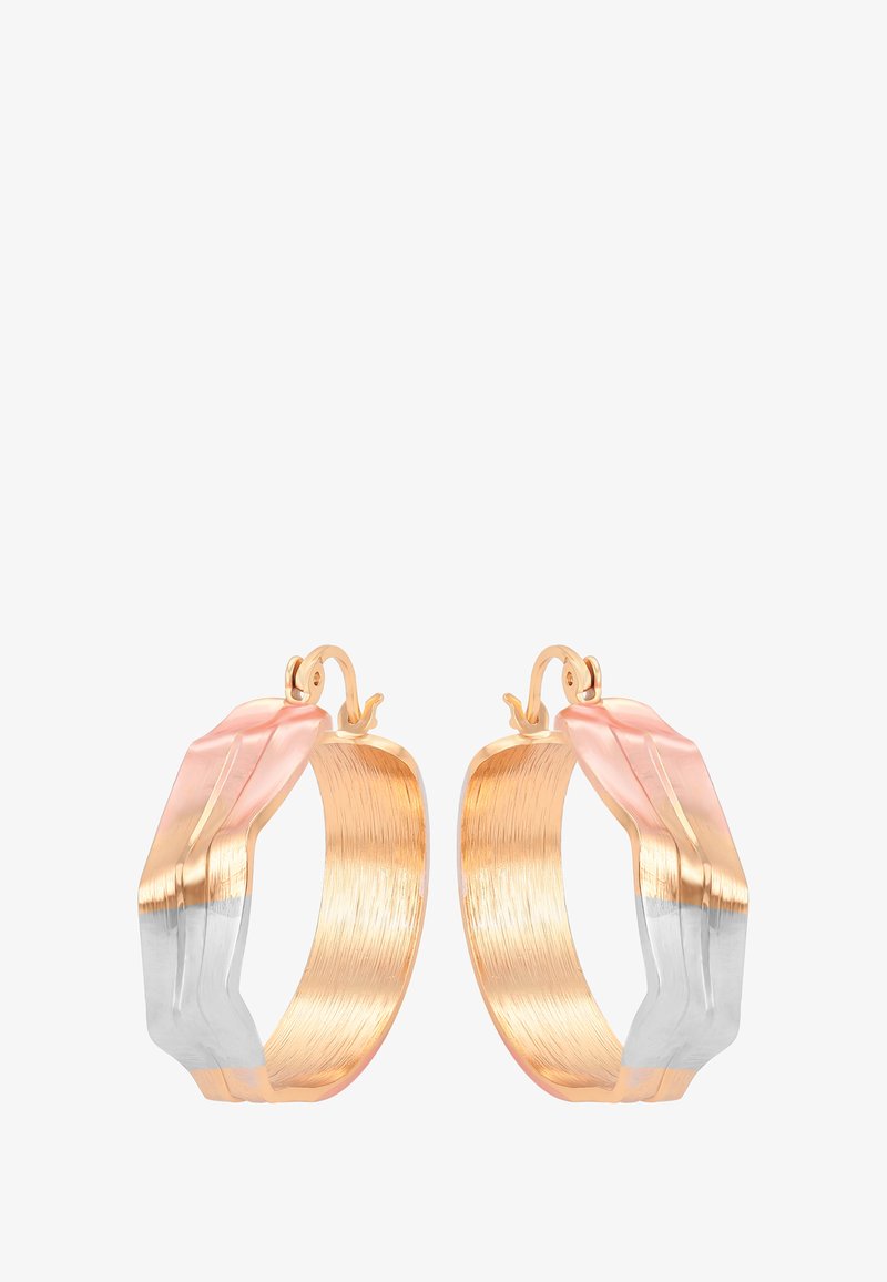 Guld hoops øreringe med et bølget design, der har lyserøde og sølvreflekterende accenter, præsenteret på en hvid baggrund.