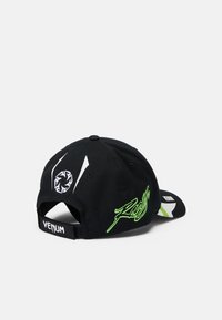 Zwarte baseballpet van katoen, met groene borduursels. Inclusief witte grafische accenten en een logo op de achterste riem.