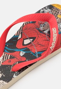 Infradito rossi in gomma con cinturino testurizzato, dotati di una grafica di Spider-Man su una suola nera e beige. Marchio Havaianas impresso sul cinturino.
