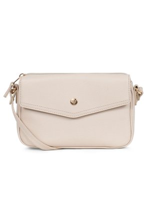 Borsa a tracolla in pelle beige con tasca a patta chiusa da un bottone dorato e tracolla regolabile su sfondo bianco.