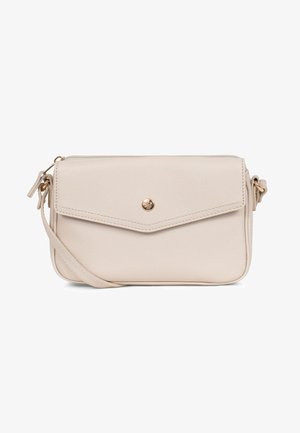 Beige leren crossbodytas met een klepzak die wordt beveiligd door een gouden knoop en een verstelbare riem op een witte achtergrond.