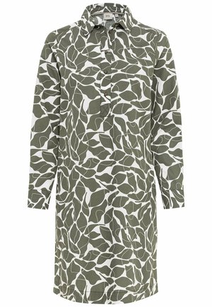 Groene en witte jurk met bladerenpatroon van lichtgewicht stof; heeft een kraag, knoopsluiting en lange mouwen.
