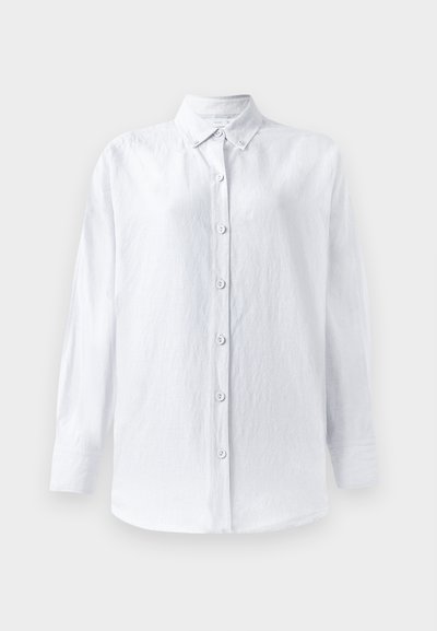 Cămașă albă, cu nasturi, dintr-un material texturat, având guler, mâneci lungi și o plasare frontală cu șase nasturi vizibili.