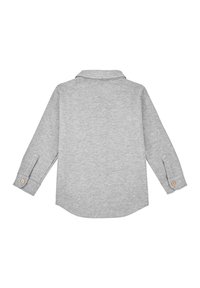 Szara koszula z długim rękawem, z kołnierzykiem, z mankietami zapinanymi na guziki i zaokrąglonym dołem. Miękka faktura materiału, minimalistyczny design bez wzorów.