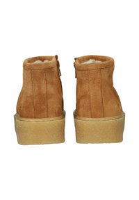 Botas de tobillo de ante marrón con un forro suave, suela de plataforma baja y cierre de cremallera en el lateral. Diseño limpio, detalles de costura simples.