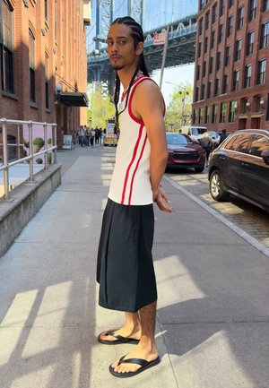 Bershka, WIDE-LEG PLEATED - BERMUDA SHORTS - Pantaloni scurți - royal blue