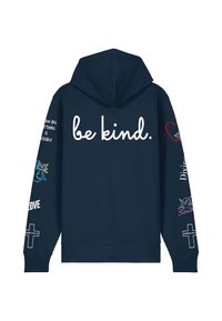 Hanorac de marin cu un mare text alb "fii bun." pe spate. Prezintă diverse grafice și fraze imprimate în culori multiple pe mâneci.