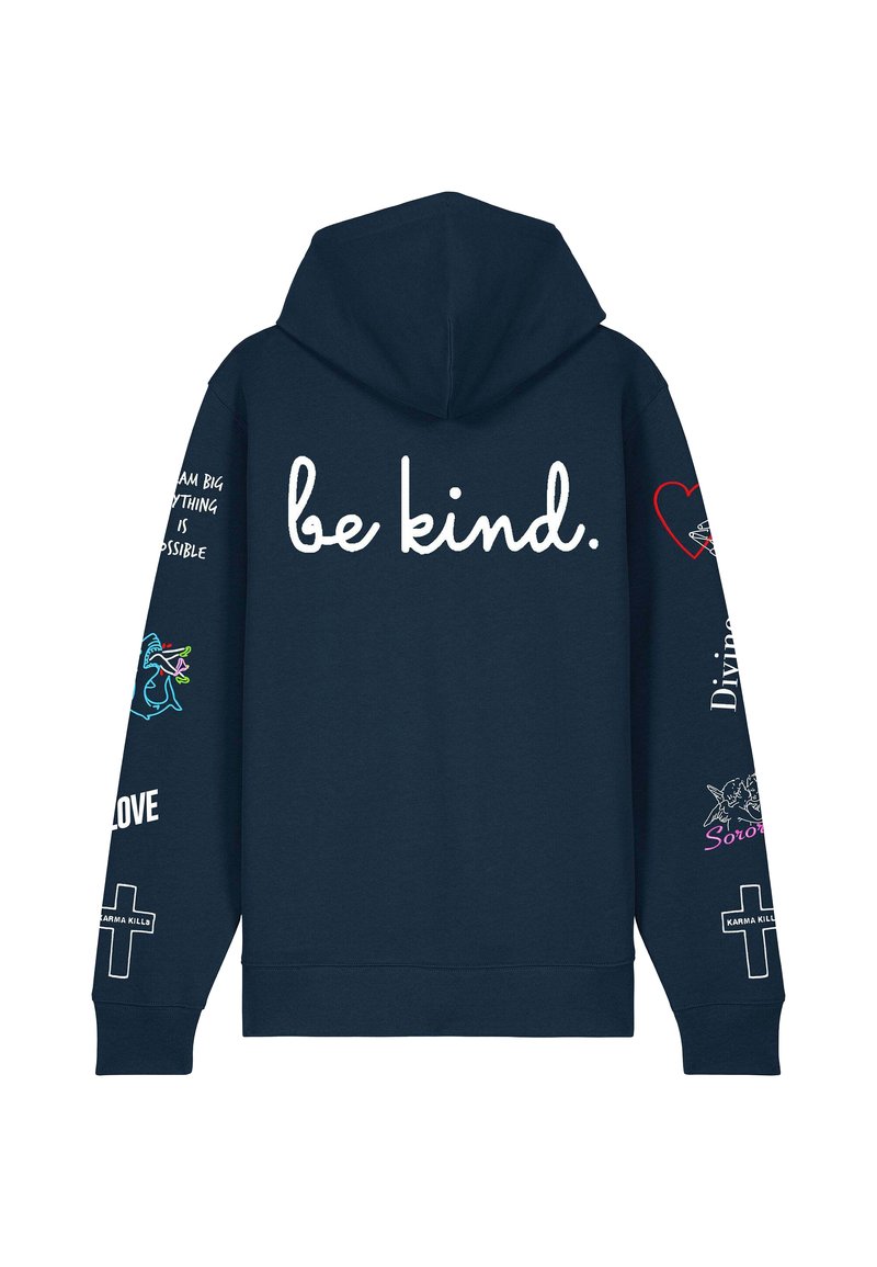 Hanorac de marin cu un mare text alb "fii bun." pe spate. Prezintă diverse grafice și fraze imprimate în culori multiple pe mâneci.