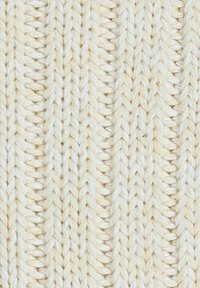 Tessuto a maglia fantasia di colore crema, caratterizzato da un design a zigzag testurizzato con fili sovrapposti, che offre una qualità tattile.