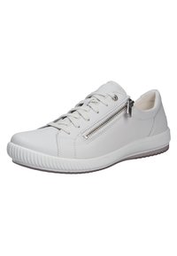 Zapatillas de piel blanca con punta redonda, cordones frontales y cremallera lateral. Presenta una suela de goma texturizada y detalles de costura sutiles.