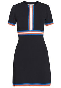 Robe noire en tricot à manches courtes, avec une fermeture éclair à l'avant, des rayures horizontales orange, bleu et blanc sur la poitrine et l'ourlet.