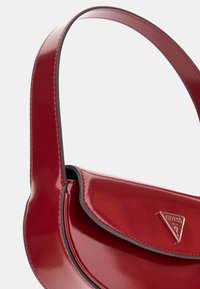 Guess ARNELA FLAP - Handväska - rot