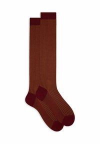Calze al ginocchio a righe marrone e bordeaux con una texture a coste e polsini e punte bordeaux solidi. Caratterizzate da un motivo a righe contrastanti.