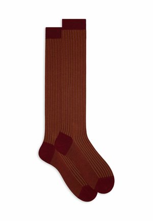 Calze al ginocchio a righe marrone e bordeaux con una texture a coste e polsini e punte bordeaux solidi. Caratterizzate da un motivo a righe contrastanti.